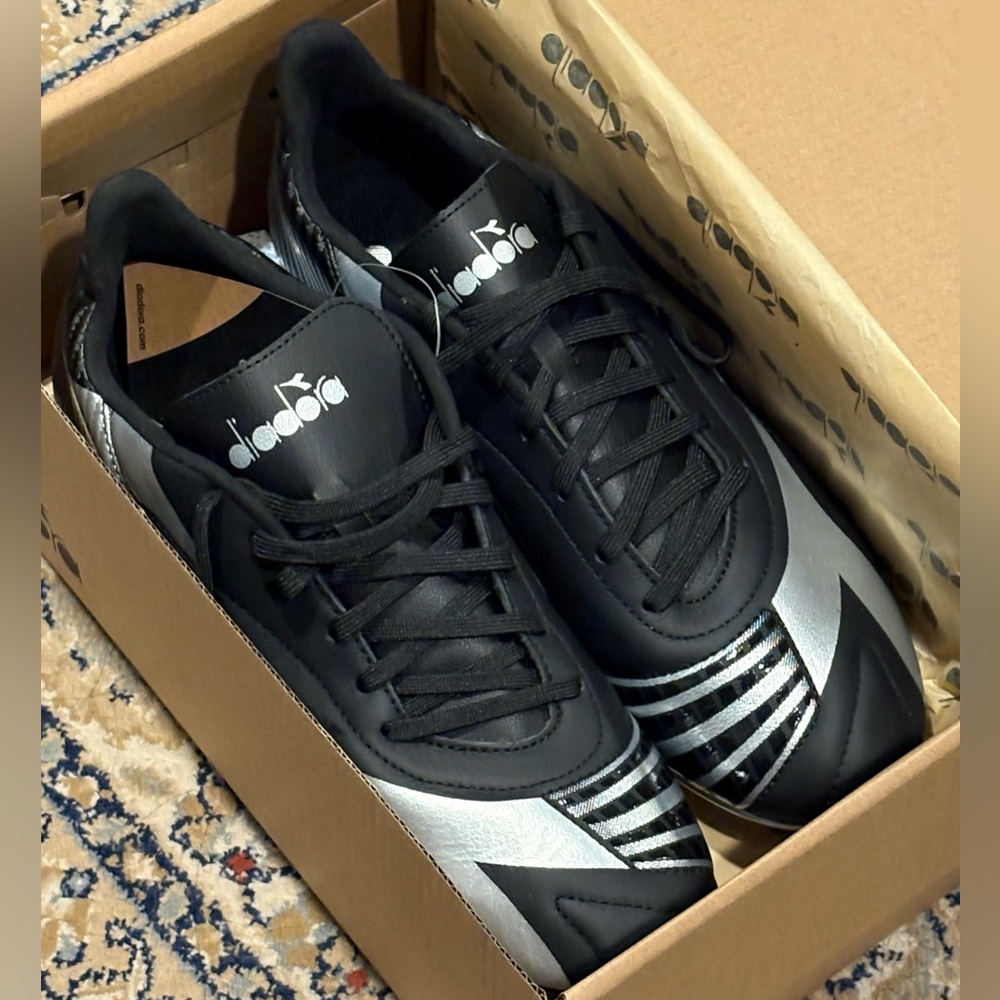 NEW WITH TAGS! Diadora Maximus Elite Soccer Cleats, Size 9.5, New In Box!